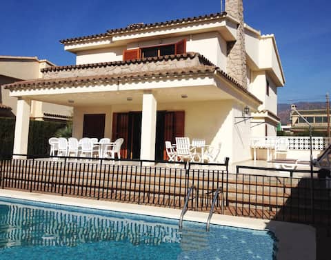 Villa with private pool / 400m from the beach
