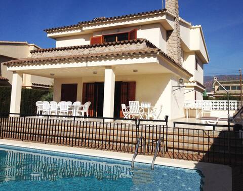 Villa with private pool / 400m from the beach