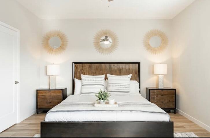 1 Block to Sand Huge 4BR/3BA Modern Duplex gallery image 3