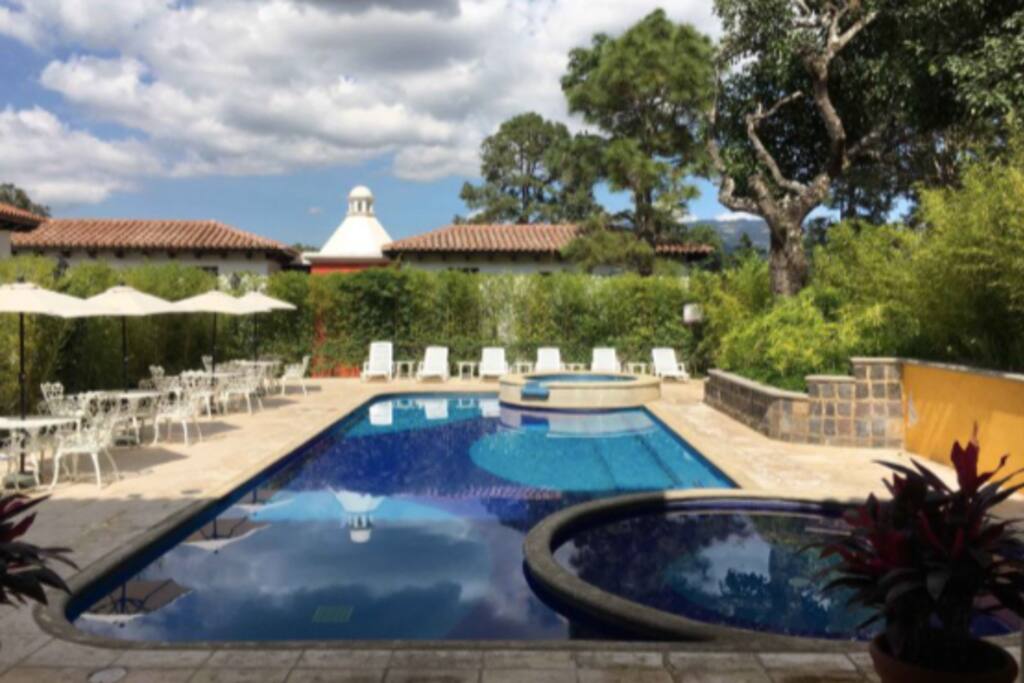Es una villa ubicada en el Condominio Paseo del Obispo, el cual cuenta con servicios de limpieza, restaurante, lavadora/secadora prepago, piscina y jacuzzi en área común.