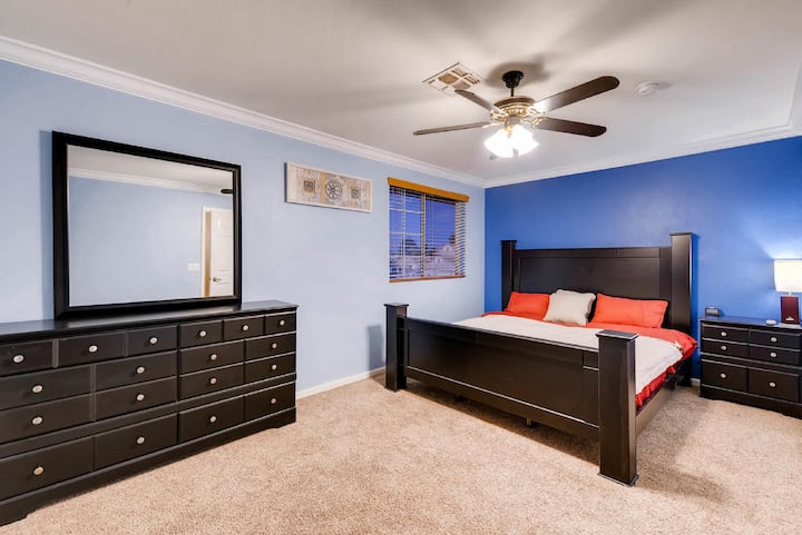 חדר שינה שני עם מיטת קינג סייז (קומה 2)