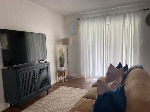 Jalei House. Cozy 3-bedroom home with huge yard!