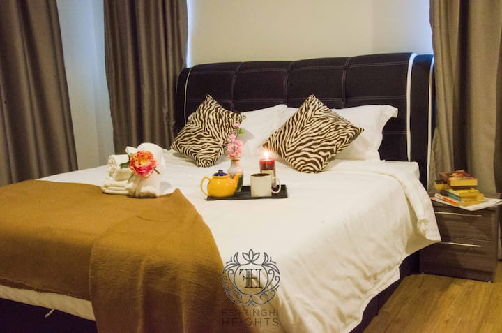 Ghorofa ya kwanza: Chumba kikuu cha kulala (chenye kiyoyozi na mito na mashuka safi)