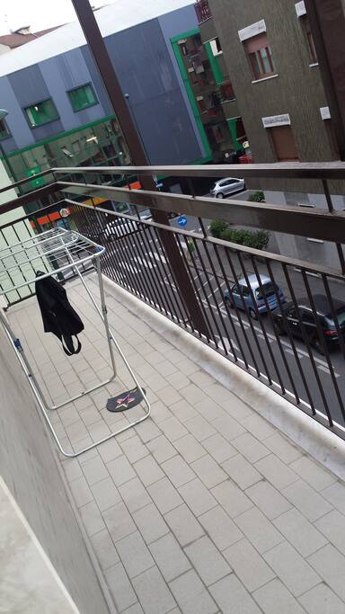 ampio balcone che affaccia su strada