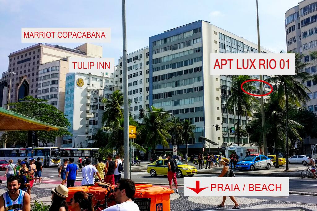 very well located in the corner of copacabana beach / muito bem localizado na esquina da praia de copacabana