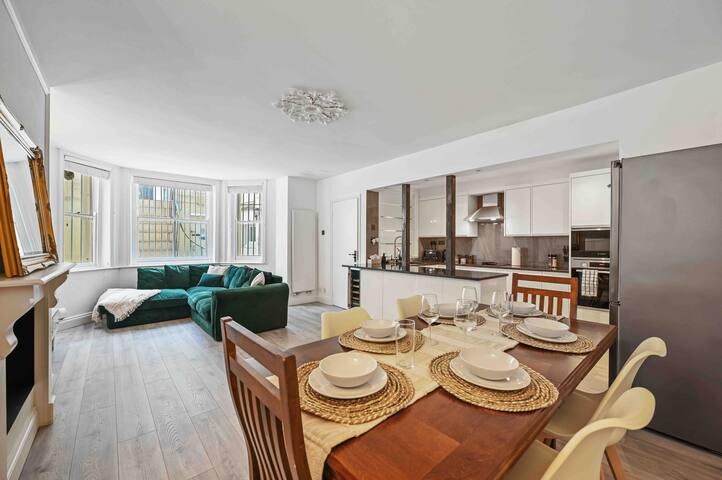 Beautiful 3 Bed/ 2 bath earls court-patio garden gallery image 2