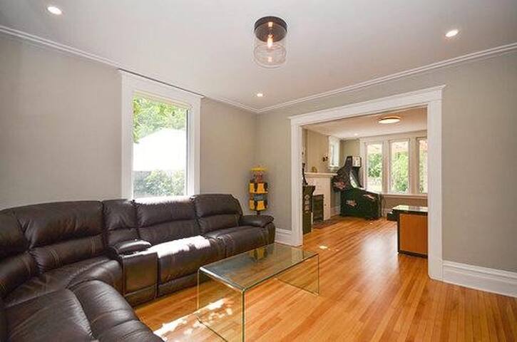 5bdrm Sauna/Hottub/Arcades/Close to DT and Beach gallery image 2