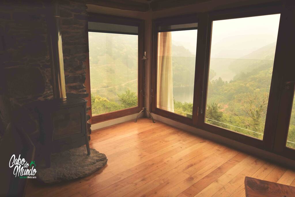 Vistas increíbles desde el salón con chimenea.
