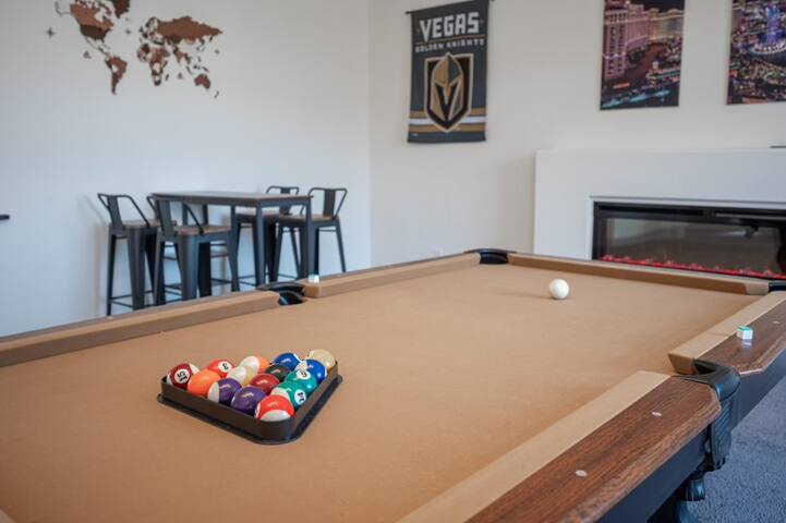 Spacious &Cheerful 4-Bedrooms indoor w/fireplace gallery image 3