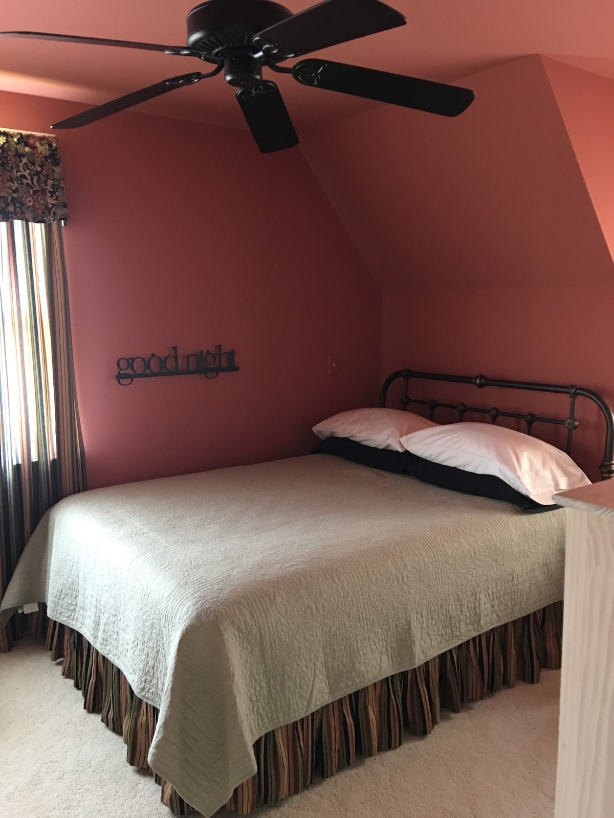 Slaapkamer, queensize bed 