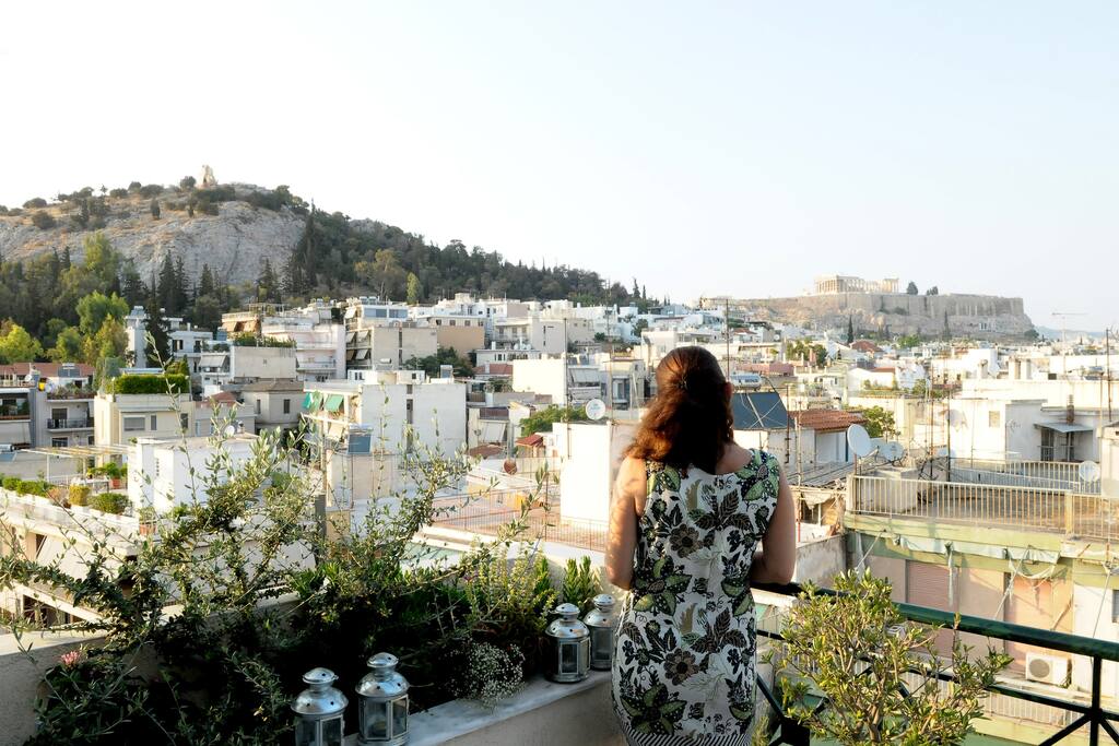 Θέα στον Παρθενώνα, Λυκαβηττό και στον
λόφο Φιλοπάππου