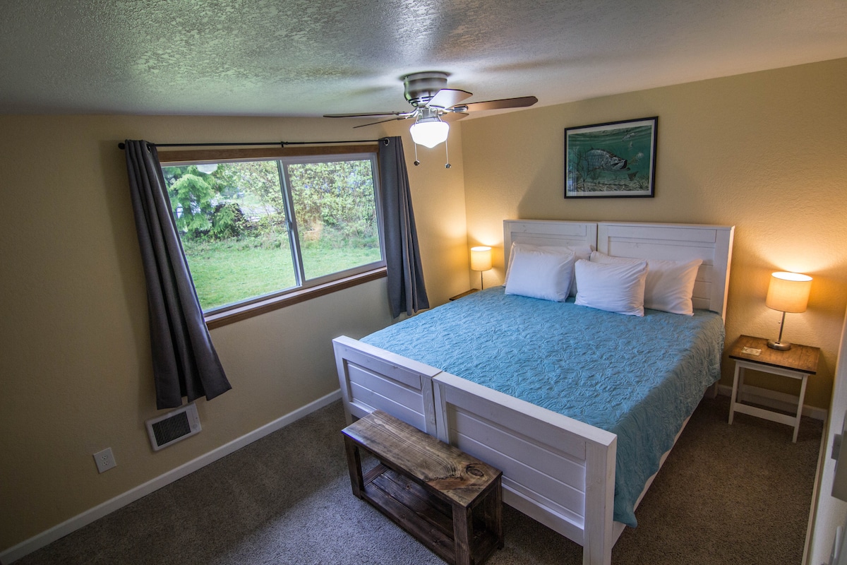 Chumba cha kulala cha Florida: kitanda 1 cha kifalme chenye mapambo yaliyohamasishwa na Florida.