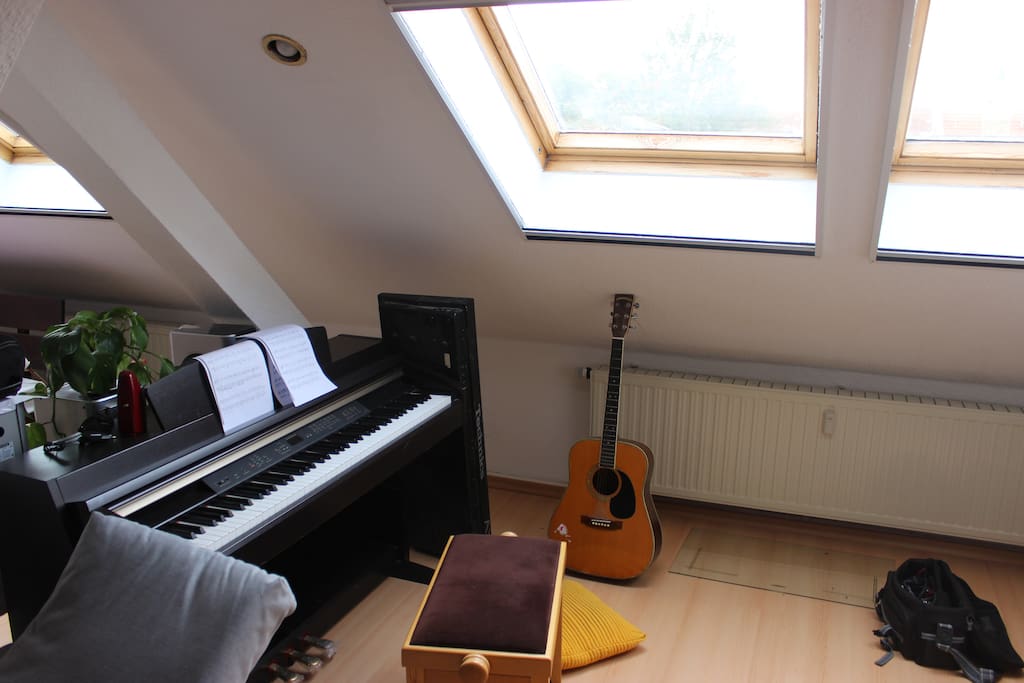 Klavier und Gitarre unter den Dachfenstern