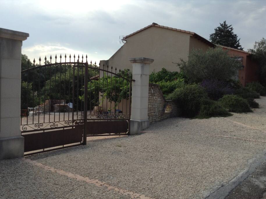 Exterieur, entrée voitures avoiturés .