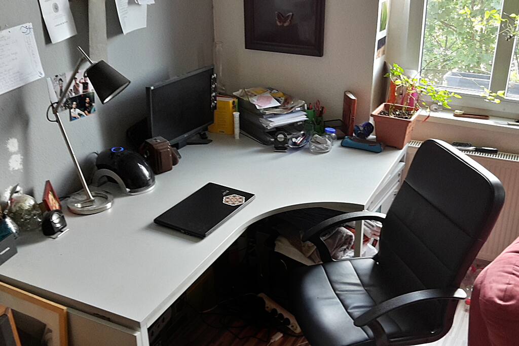Huge Desk to work, with screen and Hifi-Stereo