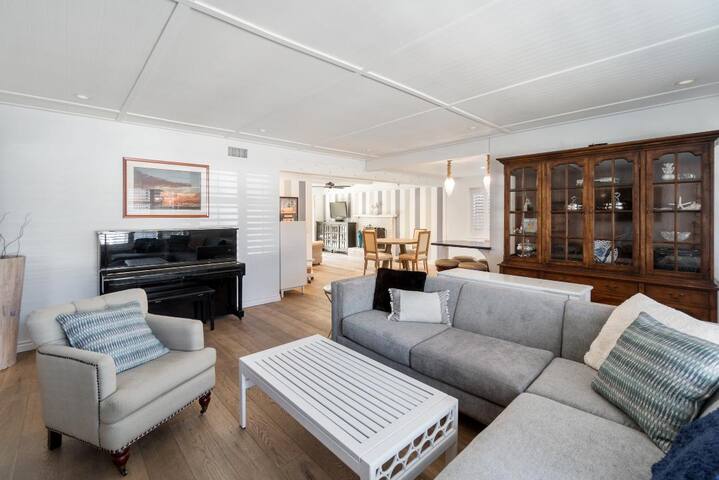 The Modern Cozy Beach House gallery image 4