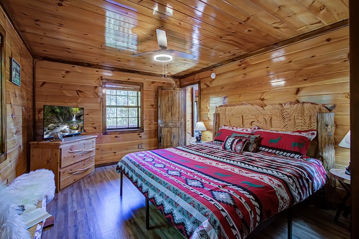 חדר שינה קינג סייז בקומה הראשית