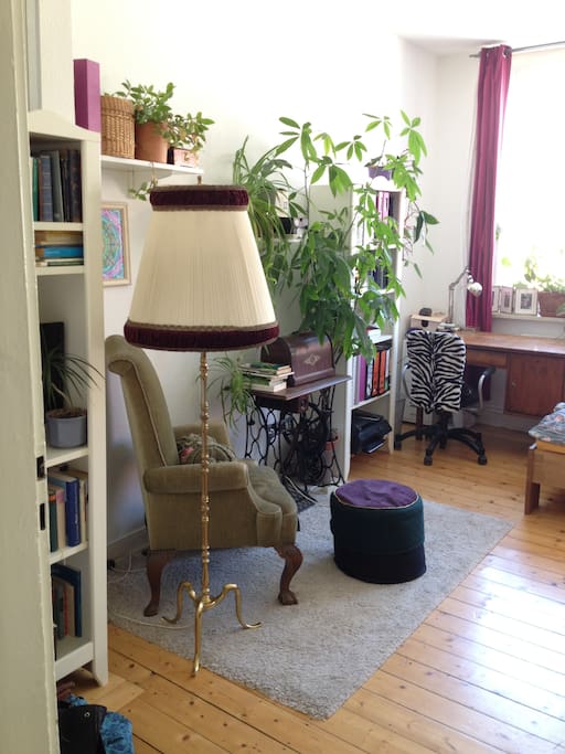 Zimmer 1 mit gemütlicher Sitzecke und Schreibtisch