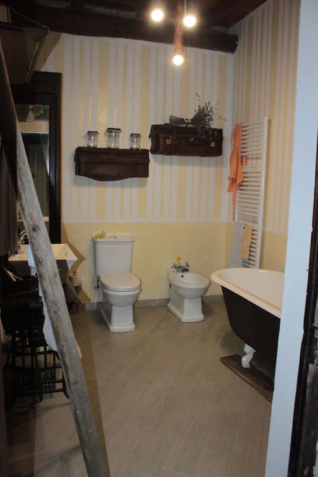 choice #1 shared bathroom with bath
