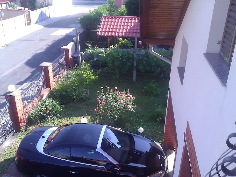 Hausgarten mit Parkplatz