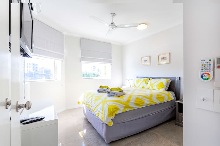 Luxury Waterfront 3BR Apartment gallery image 2