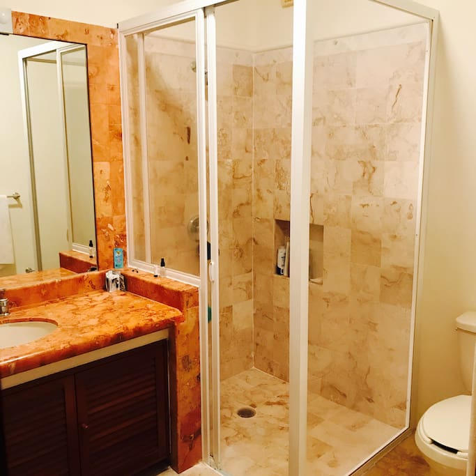 El baño es privado y completo