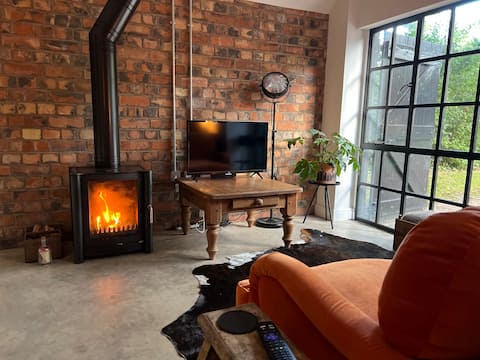 Top Airbnb: Woodcote Cottage Cosy & Quirky Converted Stable in Solihull