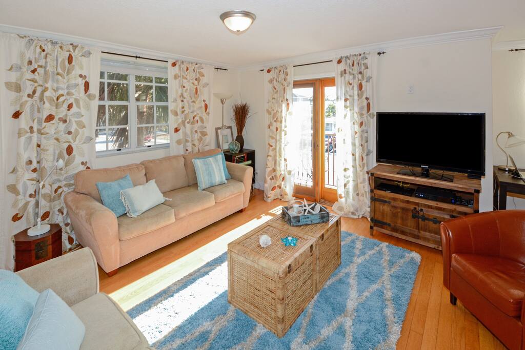Living Room w/43" HD TV, HD cable HBO included, Blu-ray/DVD player w/video streaming apps