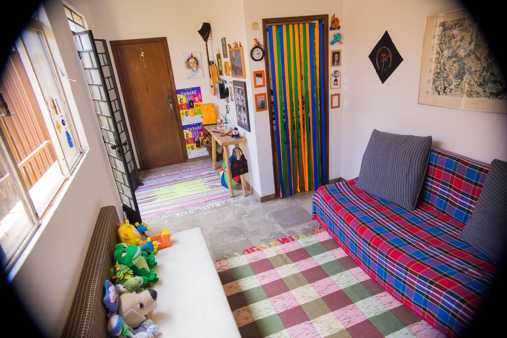 Sala de estar. Não tem aparelho televisor na casa.