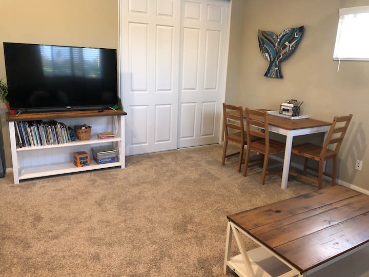 
¡La generosa sala de estar tiene TV, mesa y sillas y mucho más! Para los niños, hay libros, juguetes y rompecabezas, así como para colorear.