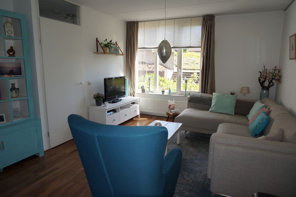 De woonkamer met een heerlijke 5-persoonsbank, stoel, tv met Netflix, dvd-speler en home-cinemaset, Ziggo
