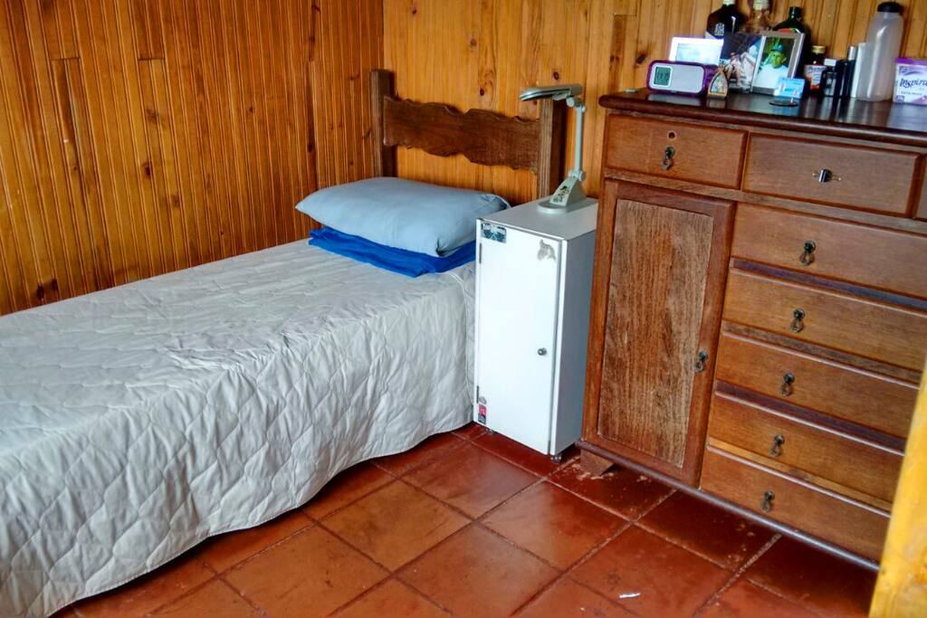 Cama de solteiro e comoda para alguns pertences