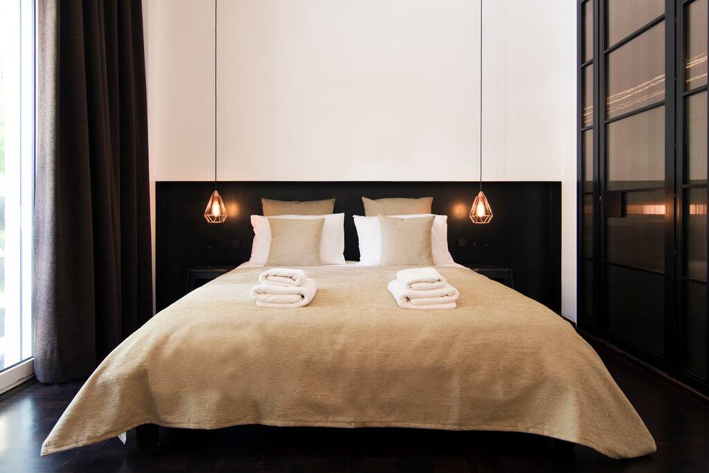 Queen size bed to relax after a day in the city!