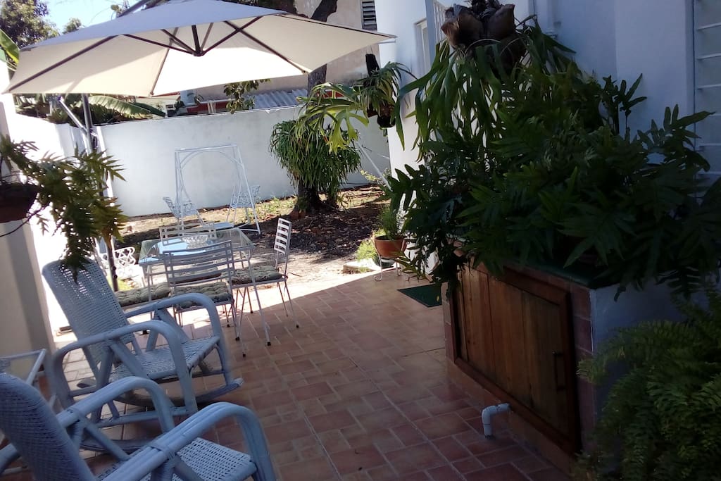 Amplia terraza y patio al aire libre.