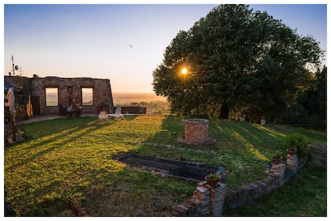 Top Airbnb: at the castle of Montacchita stunning view a Palaia