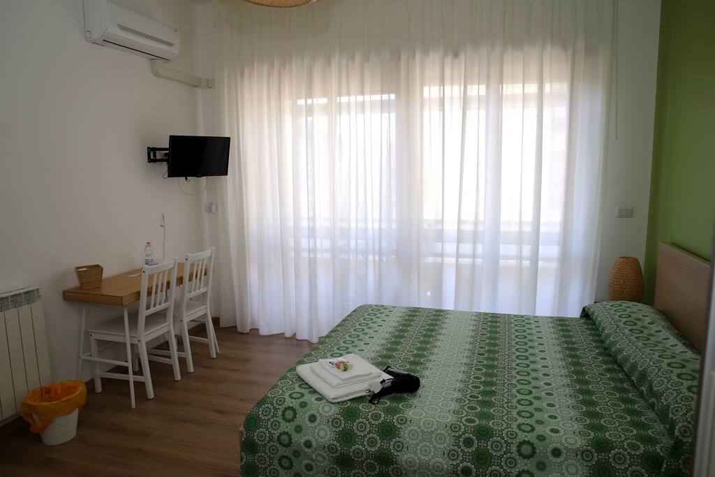 Stanza Verde doppia balconata con bagno comune.