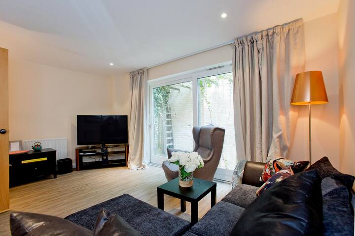 Luxurious and Modern 4 Bedroom House in gated development, moments away from Ladbroke Grove gallery image 2