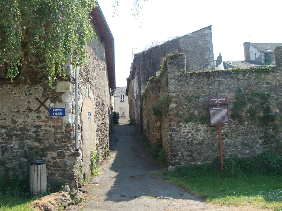La ruelle, en face de l'appartement, à traverser pour être en bord de Loire