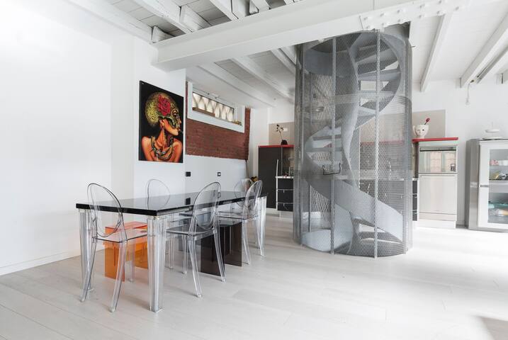 Unique 4 Storey House on Naviglio 4Bd, 4Bt gallery image 2