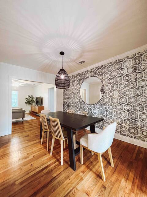 King-Size Comfort: 3 Bed Retreat 1 Mile to LSU.