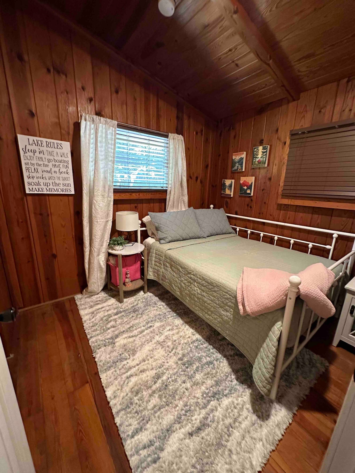 Chumba cha kulala #2 kina kitanda cha ukubwa KAMILI na pacha wanaopatikana ili kuhamia inapohitajika 