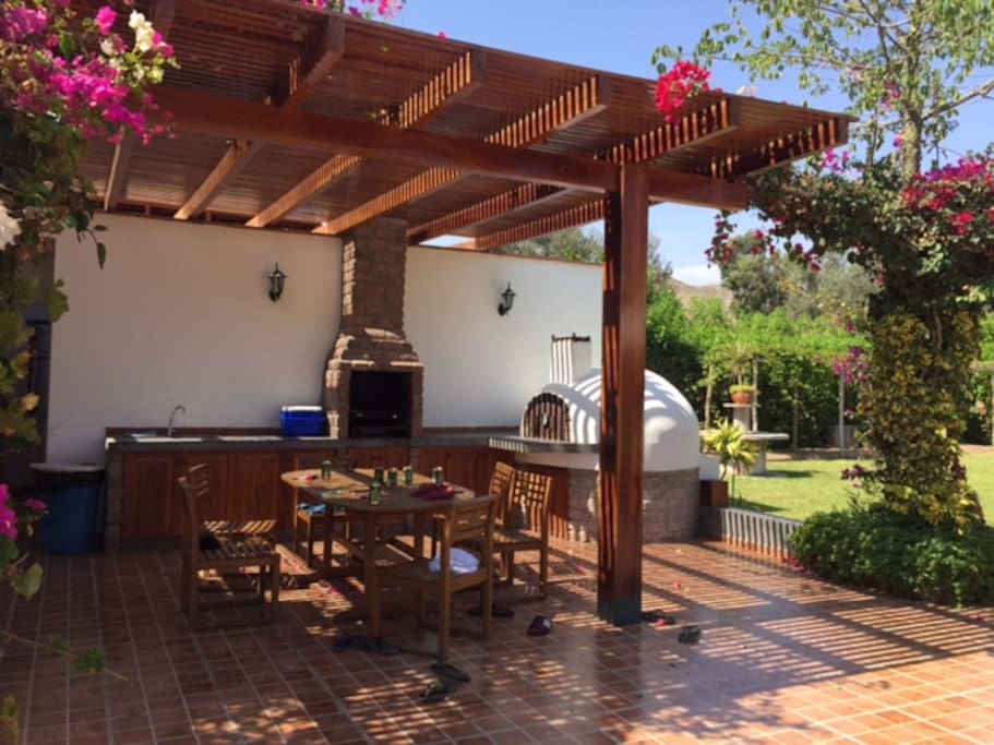 zona de parrilla y horno de barro.