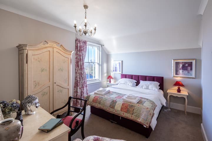 Chumba cha nne kiko nyuma ya nyumba na ni tulivu na cha faragha 