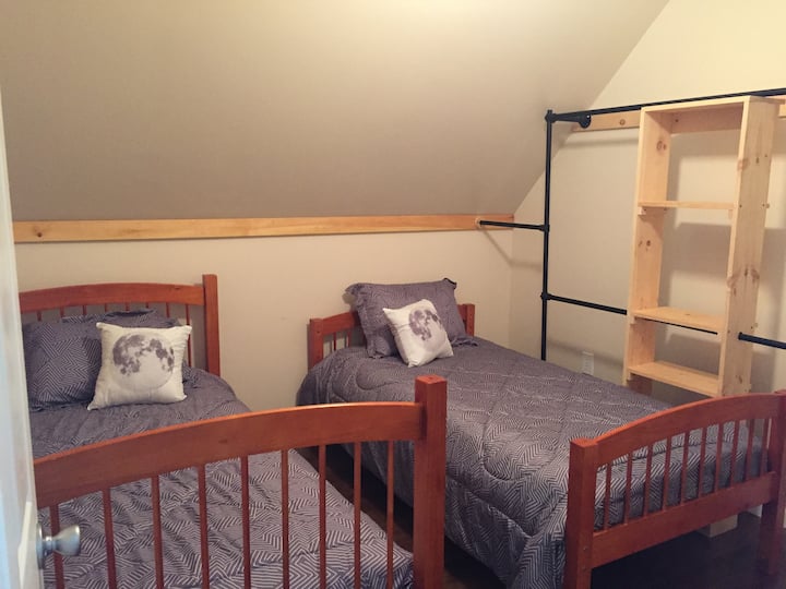 Segundo dormitorio con dos camas individuales