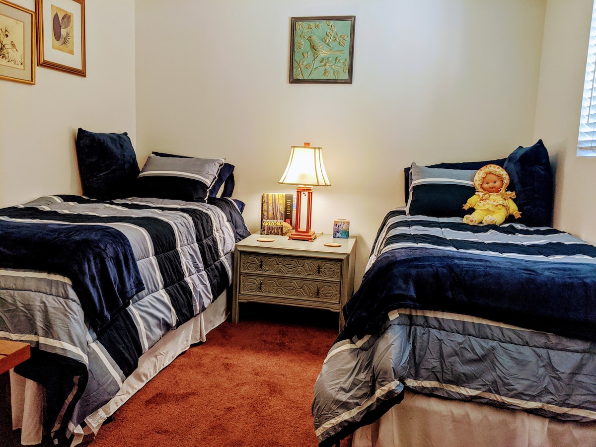 Segundo dormitorio con dos camas individuales XL y un segundo televisor de alta definición.