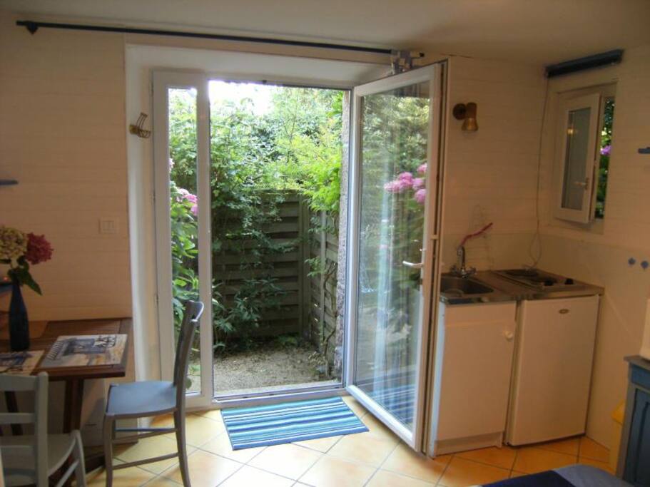 entrée studio/chambre: kitchenette et coin repas