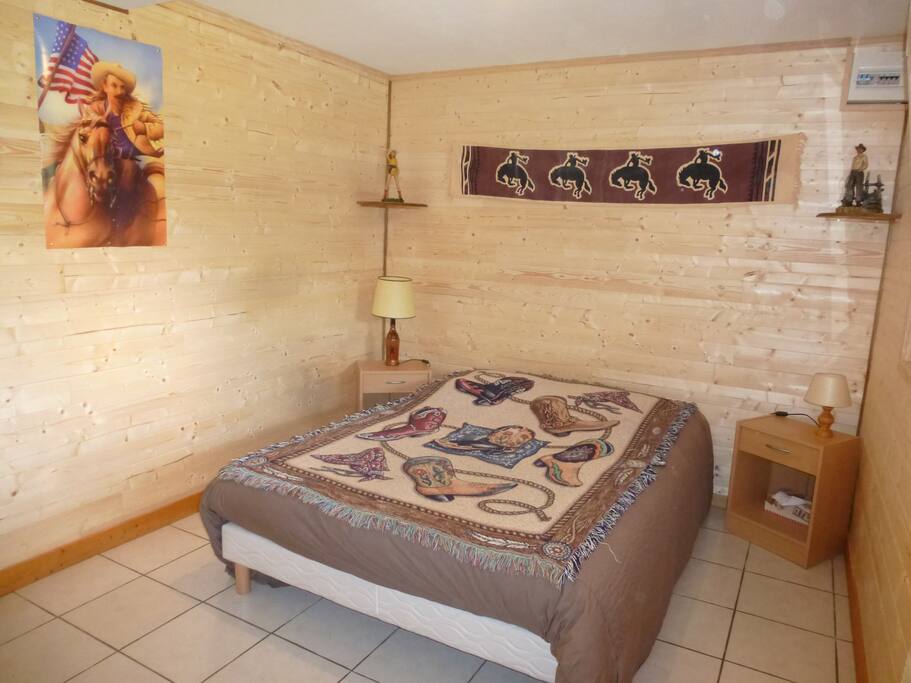 Chambre avec lit double / Bedroom with double bed