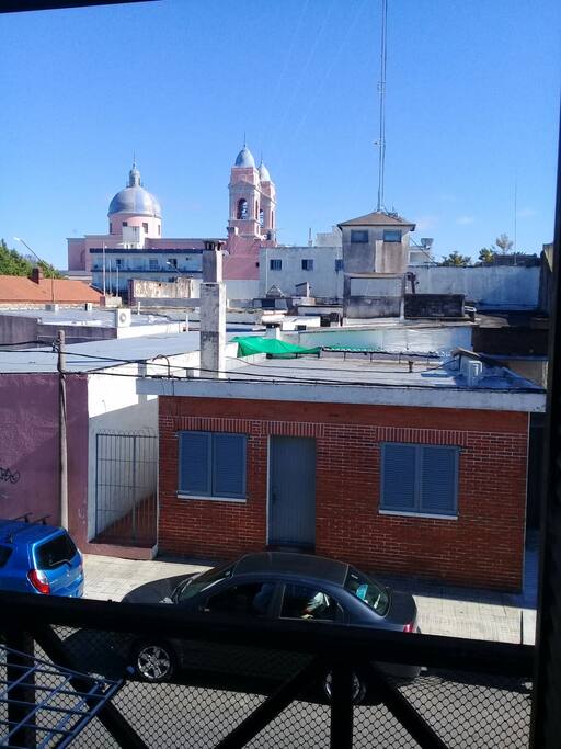 Desde el living comedor se puede observar la Catedral de Maldonado... ubicada a una cuadra del apartamento