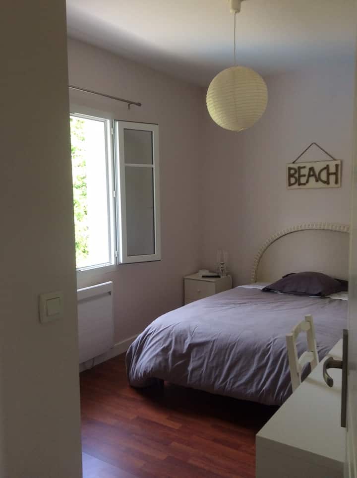 Საძინებელი 3 საწოლით 140 სმ-იანი აუზის ხედით 