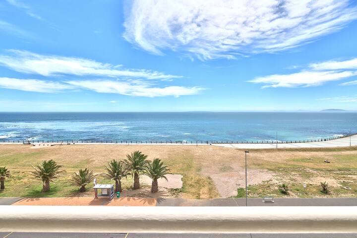 Bright Central Beachfront in Mouille Point gallery image 2